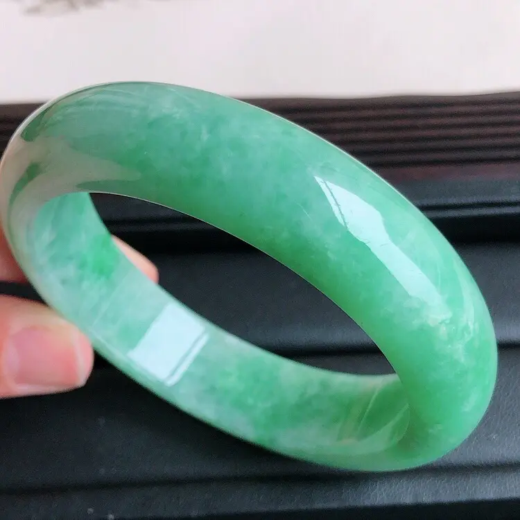 【圈口 58mm,天然缅甸老坑翡翠A货绿色宽边手镯 ,料子细腻柔洁,尺寸58/15/9mm ,重量77g。##**】图7