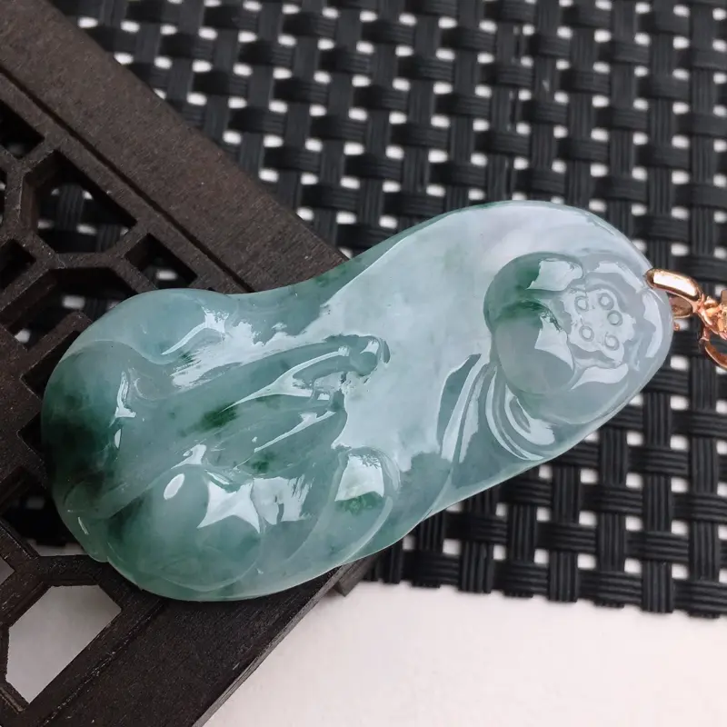 【A货翡翠 冰糯种飘花悟道吊坠 尺寸49.8*25*6.7mm 水头好,料子细腻,莹润通透,雕工栩栩如生,扣头是925银扣】图3