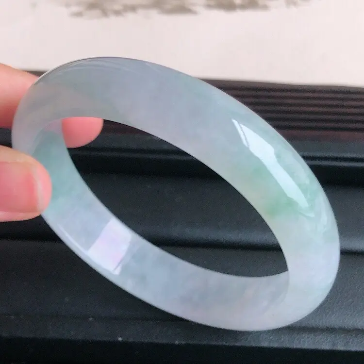 【圈口59.3mm,天然缅甸翡翠A货飘绿宽边手镯 ,料子细腻柔洁,尺寸59.3/13.5/7mm ,重量53.5g。##**】图2