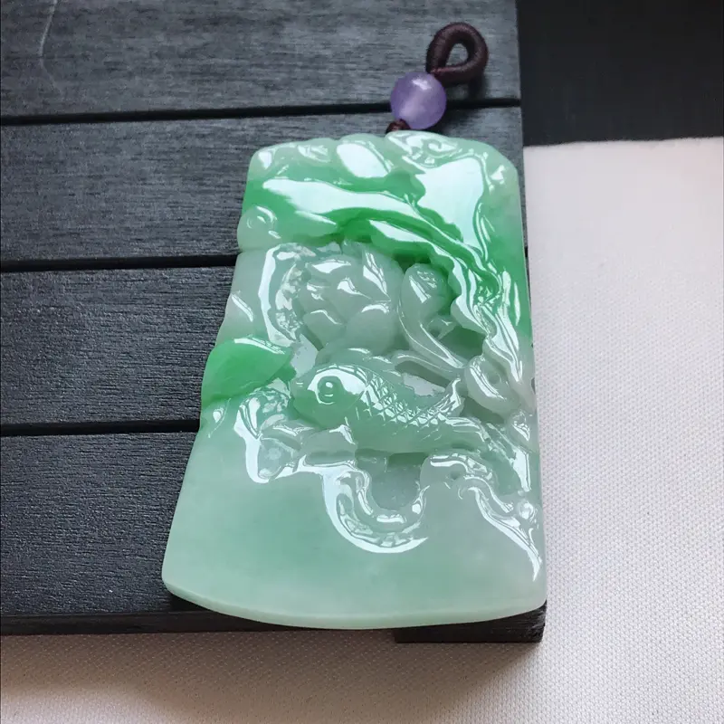 【翡翠A货,糯种飘绿精美荷叶鱼吊坠,玉质细腻,底色漂亮,上身高贵,尺寸55.5/36.1/5.1,顶珠为装饰珠】图6