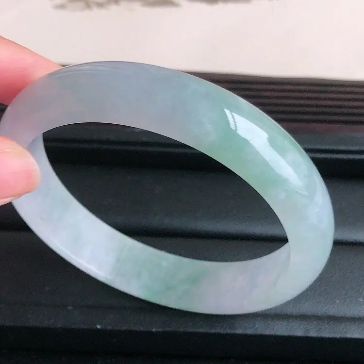 【圈口59.3mm,天然缅甸翡翠A货飘绿宽边手镯 ,料子细腻柔洁,尺寸59.3/13.5/7mm ,重量53.5g。##**】图5