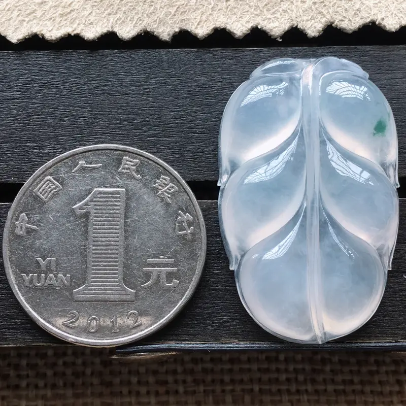 【自然光实拍,缅甸a货翡翠,冰种飘花叶子,饱满种好水润,玉质细腻,雕工精细,品相佳,】图4