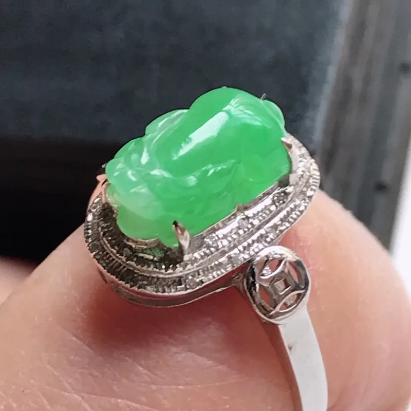 【翡翠A货,18K金镶嵌冰糯种满绿精美貔貅面戒指,玉质细腻,底色漂亮,上身高贵,尺寸内径16.9,裸石11.0/6.5/5.6,厚8.9】图7
