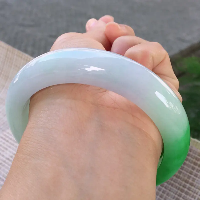 【正圈59,天然翡翠手镯,老坑莹润,精美飘阳绿,质地细腻,颜色漂亮,正装玉手镯,完美无纹裂,尺寸圈口59/14.2/9.4, 011536】图9