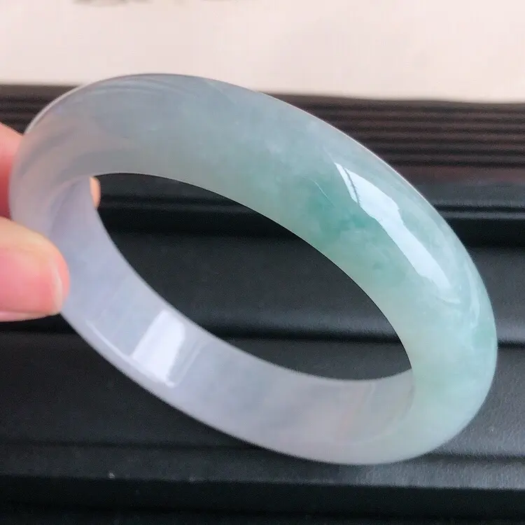 【圈口57mm ,天然缅甸老坑翡翠A货飘绿宽边手镯 ,料子细腻柔洁,尺寸57/14/8.2mm ,重量74.41g。】图1