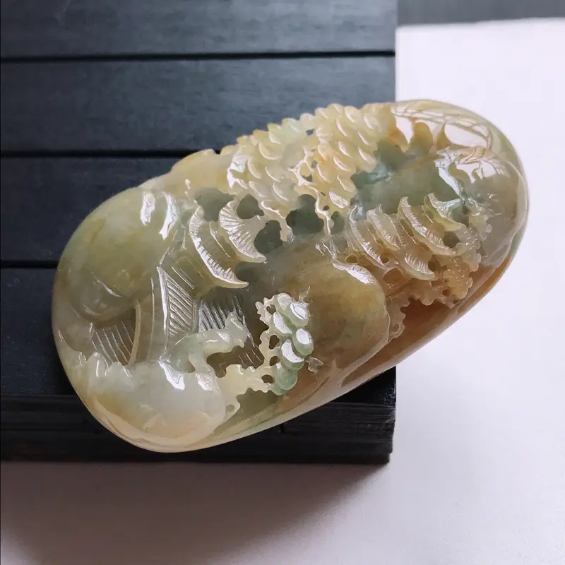 【翡翠A货,糯种褐黄精美山水牌吊坠,玉质细腻,底色漂亮,上身高贵,尺寸65.8/40.5/15.2】图4