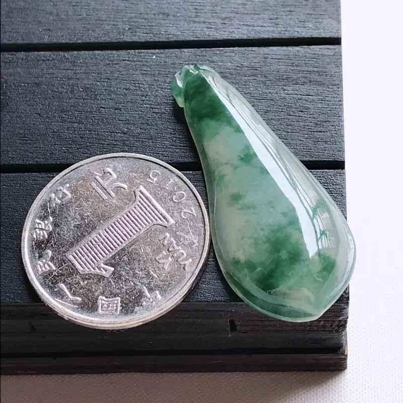 【翡翠A货,冰糯种飘花饱满福瓜吊坠,玉质细腻,底色漂亮,上身高贵,尺寸40.9/17.4/7.2】图8