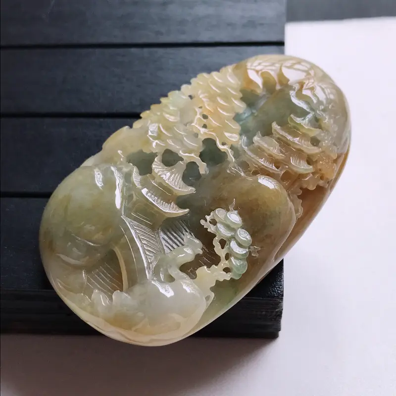 【翡翠A货,糯种褐黄精美山水牌吊坠,玉质细腻,底色漂亮,上身高贵,尺寸65.8/40.5/15.2】图3