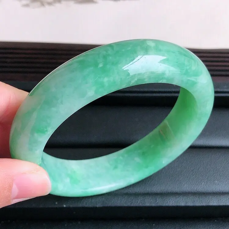 【圈口 58mm,天然缅甸老坑翡翠A货绿色宽边手镯 ,料子细腻柔洁,尺寸58/15/9mm ,重量77g。##**】图5