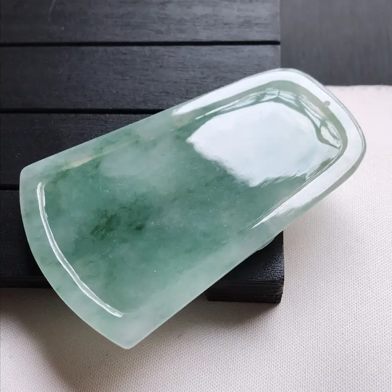 【翡翠A货,糯种淡绿精美龙牌吊坠,玉质细腻,底色漂亮,上身高贵,尺寸68.8/43.9/6.1】图5