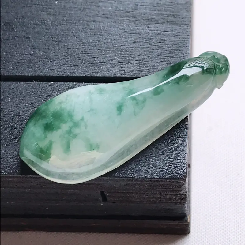 【翡翠A货,冰糯种飘花饱满福瓜吊坠,玉质细腻,底色漂亮,上身高贵,尺寸40.9/17.4/7.2】图4