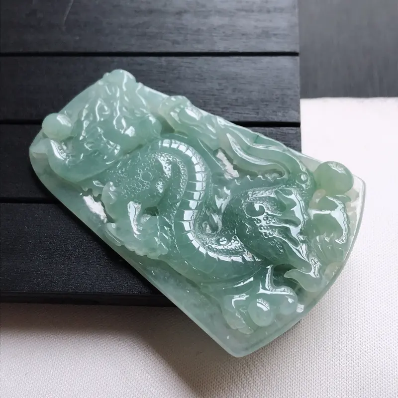 【翡翠A货,糯种淡绿精美龙牌吊坠,玉质细腻,底色漂亮,上身高贵,尺寸68.8/43.9/6.1】图7