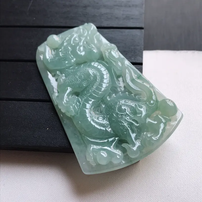 【翡翠A货,糯种淡绿精美龙牌吊坠,玉质细腻,底色漂亮,上身高贵,尺寸68.8/43.9/6.1】图1