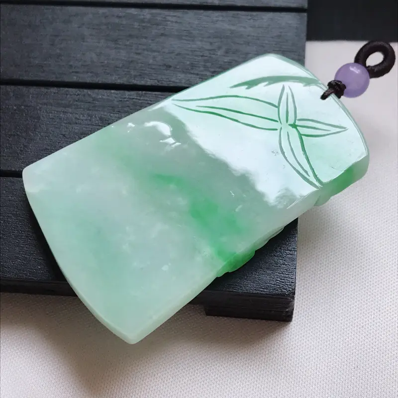 【翡翠A货,糯种飘绿精美荷叶鱼吊坠,玉质细腻,底色漂亮,上身高贵,尺寸55.5/36.1/5.1,顶珠为装饰珠】图4