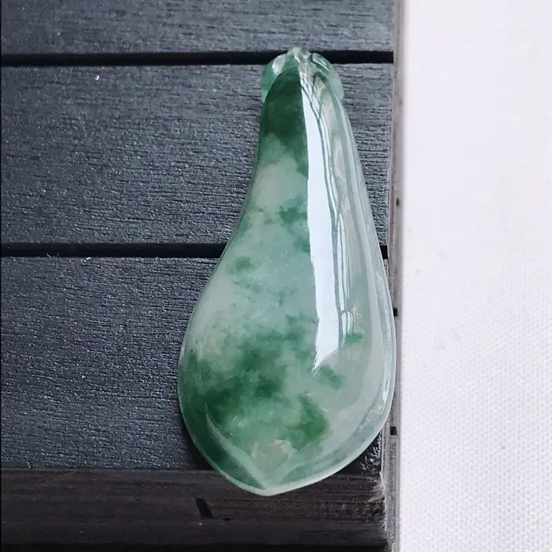 【翡翠A货,冰糯种飘花饱满福瓜吊坠,玉质细腻,底色漂亮,上身高贵,尺寸40.9/17.4/7.2】图1