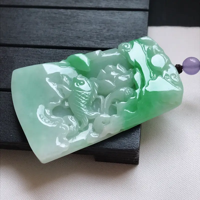 【翡翠A货,糯种飘绿精美荷叶鱼吊坠,玉质细腻,底色漂亮,上身高贵,尺寸55.5/36.1/5.1,顶珠为装饰珠】图3