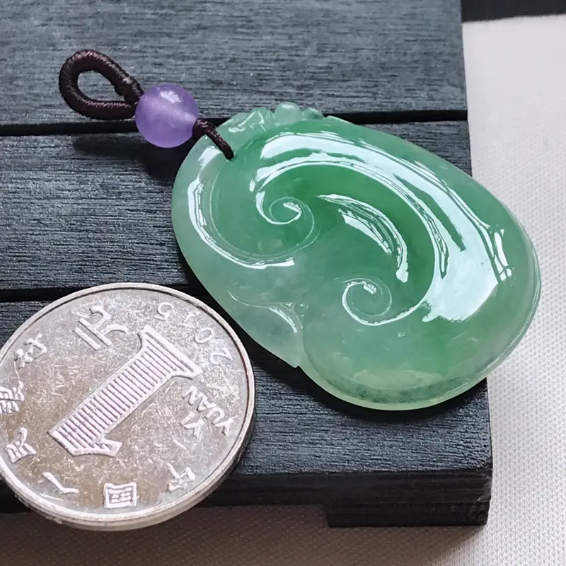 【翡翠A货,糯化种飘绿精美如意吊坠,玉质细腻,底色漂亮,上身高贵,尺寸37.3/27.2/5.6,顶珠为装饰珠##**】图9