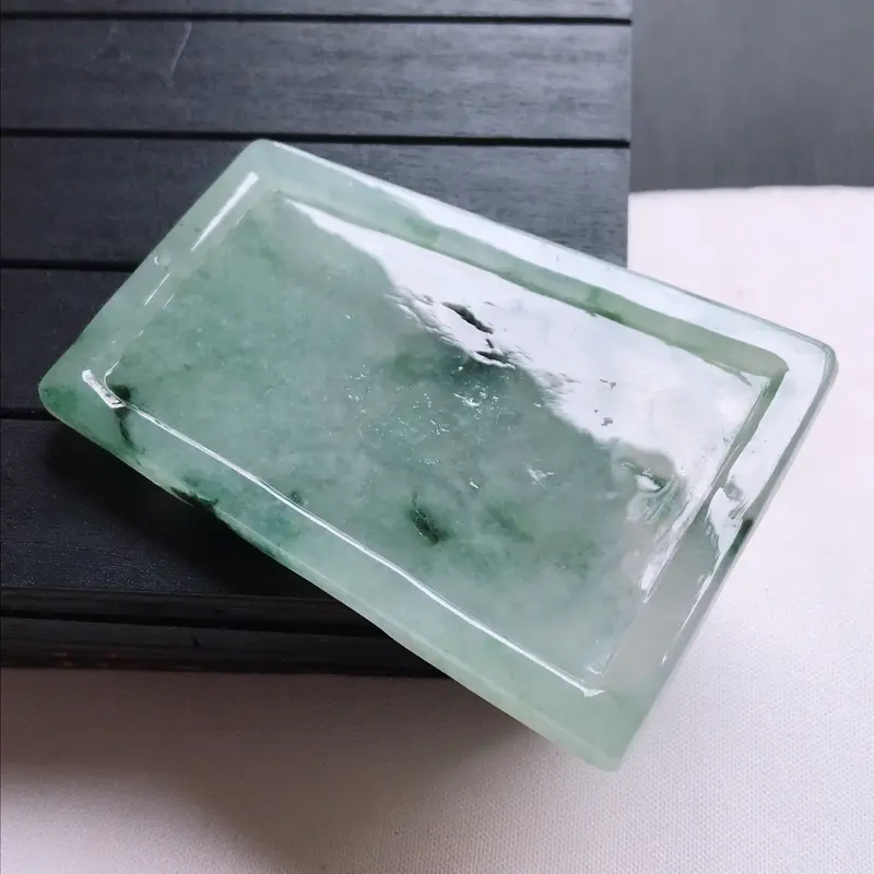 【翡翠A货,糯化种飘花精美山水牌吊坠,玉质细腻,底色漂亮,上身高贵,尺寸70.0/49.1/7.0】图6