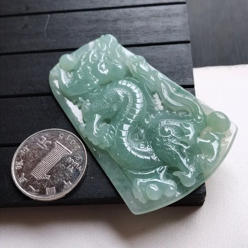 【翡翠A货,糯种淡绿精美龙牌吊坠,玉质细腻,底色漂亮,上身高贵,尺寸68.8/43.9/6.1】图8