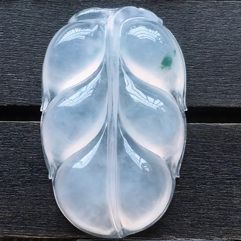 【自然光实拍,缅甸a货翡翠,冰种飘花叶子,饱满种好水润,玉质细腻,雕工精细,品相佳,】图2