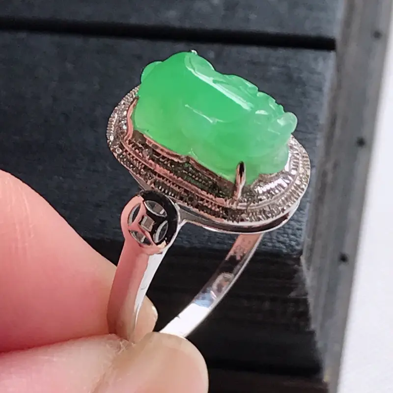 【翡翠A货,18K金镶嵌冰糯种满绿精美貔貅面戒指,玉质细腻,底色漂亮,上身高贵,尺寸内径16.9,裸石11.0/6.5/5.6,厚8.9】图5