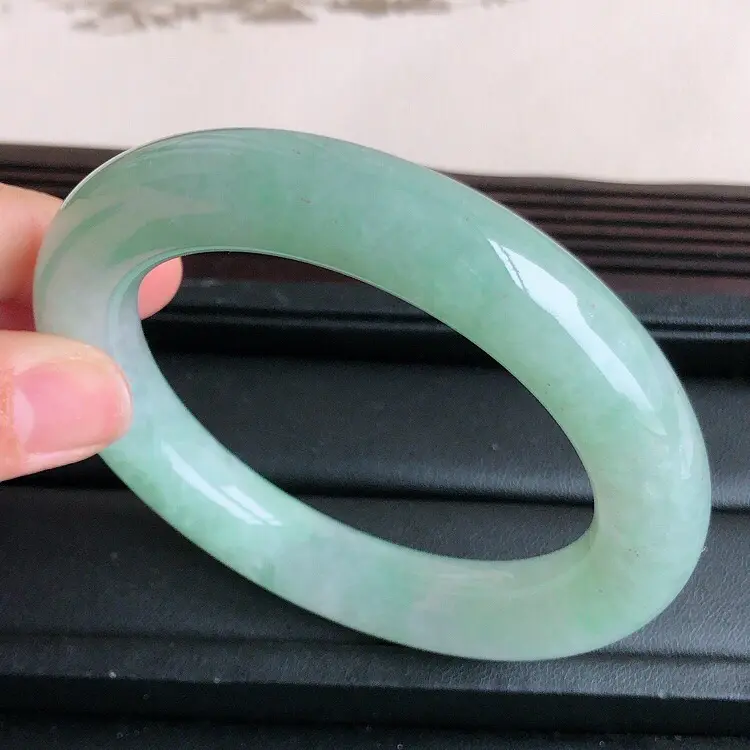 【圈口57mm,天然缅甸老坑翡翠A货绿色圆条手镯 ,料子细腻柔洁,尺寸57/12mm ,重量78.16g。】图7
