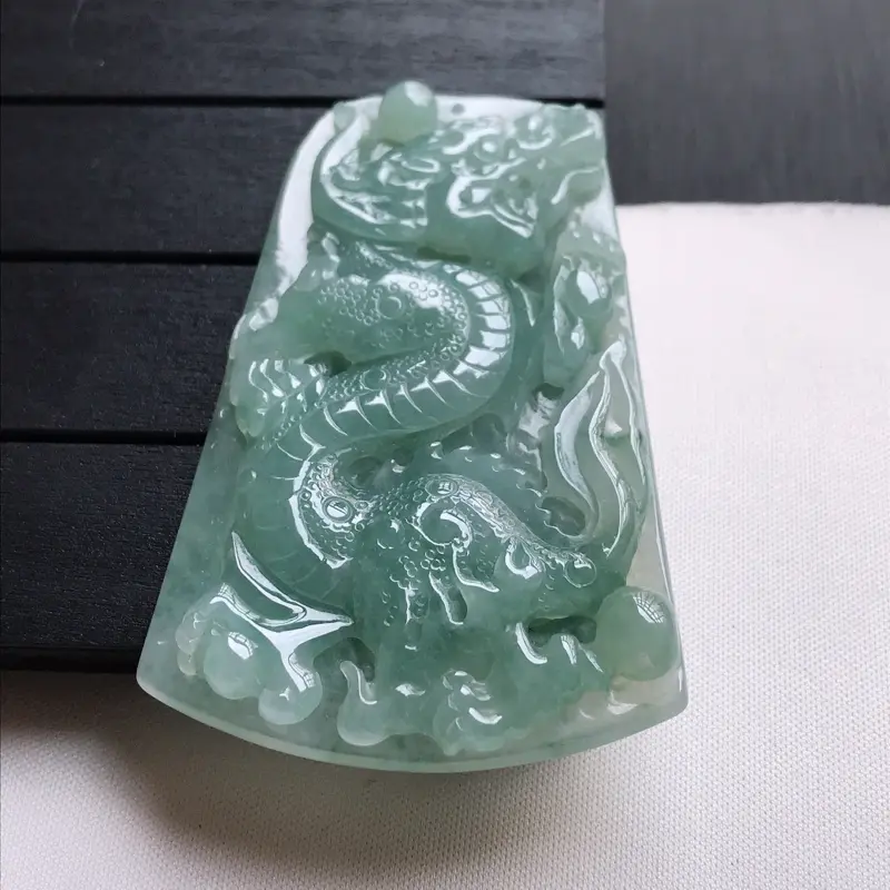 【翡翠A货,糯种淡绿精美龙牌吊坠,玉质细腻,底色漂亮,上身高贵,尺寸68.8/43.9/6.1】图3