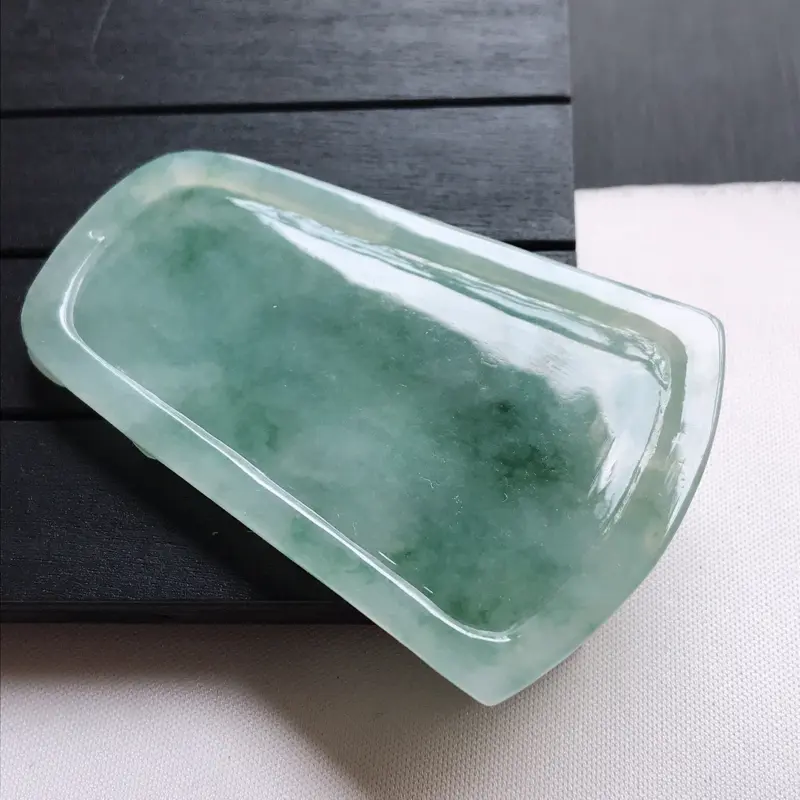 【翡翠A货,糯种淡绿精美龙牌吊坠,玉质细腻,底色漂亮,上身高贵,尺寸68.8/43.9/6.1】图6