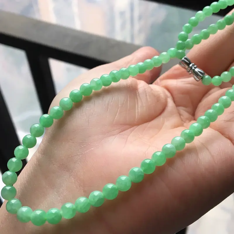 【缅甸翡翠A货冰果绿项链,也可以做手串,颜色好甜美,水头很足,玉质细腻,珠子4.3mm,扣头为装饰品##**】图6
