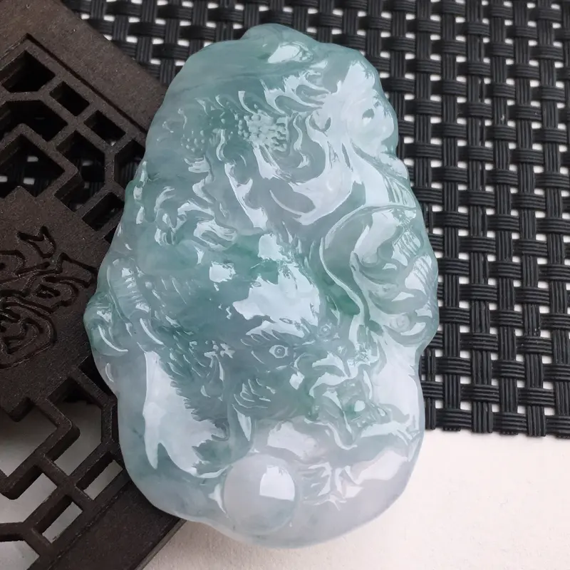 【A货翡翠 冰糯种飘花龙行天下龙牌挂件 尺寸75.9*46.8*6.8mm 水头好,料子细腻,莹润通透,雕工栩栩如生】图2