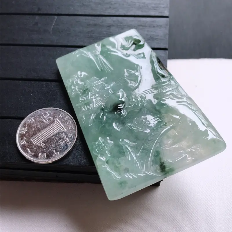 【翡翠A货,糯化种飘花精美山水牌吊坠,玉质细腻,底色漂亮,上身高贵,尺寸70.0/49.1/7.0】图8