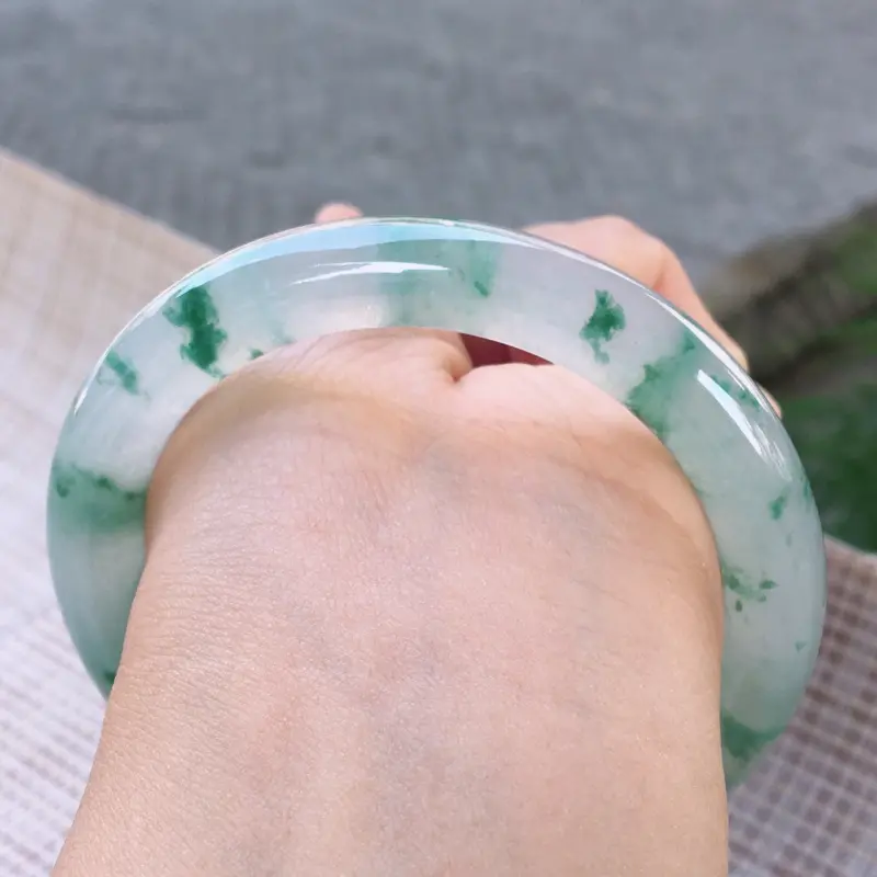 【圆条55-56,天然翡翠手镯,老坑全胶感,灵动飘花,高档精美,荧光四射,圆条玉手镯,完美无纹裂,尺寸圈口55.2/9.4, 011537】图7