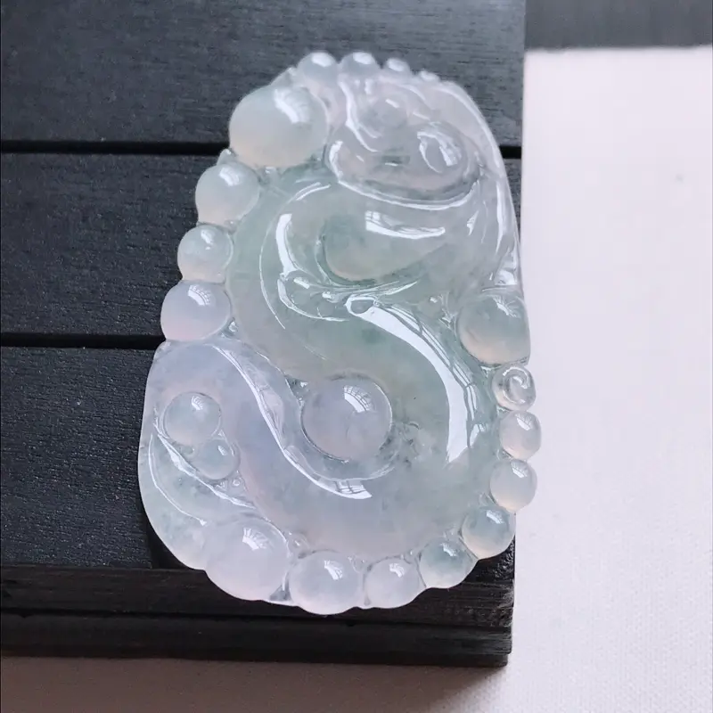 【翡翠A货,冰糯种淡紫精美龙牌吊坠,玉质细腻,底色漂亮,上身高贵,尺寸52.7/31.8/4.0】图3