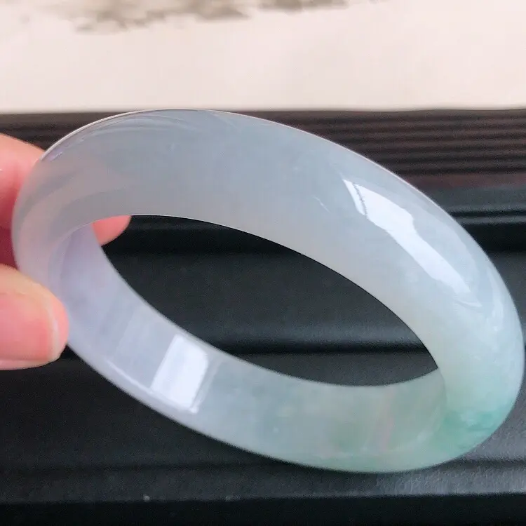 【圈口57mm ,天然缅甸老坑翡翠A货飘绿宽边手镯 ,料子细腻柔洁,尺寸57/14/8.2mm ,重量74.41g。】图3