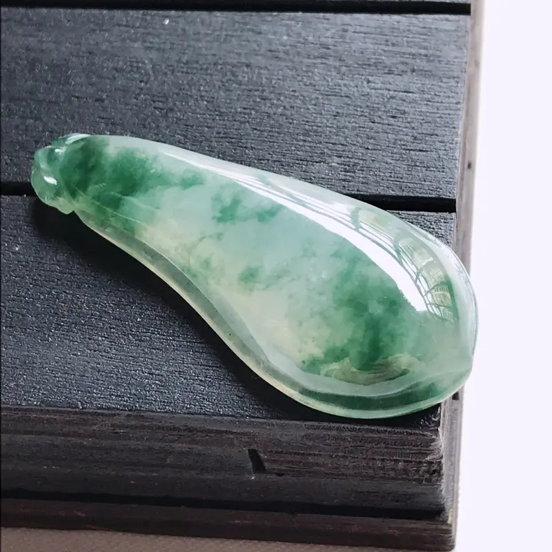 【翡翠A货,冰糯种飘花饱满福瓜吊坠,玉质细腻,底色漂亮,上身高贵,尺寸40.9/17.4/7.2】图2