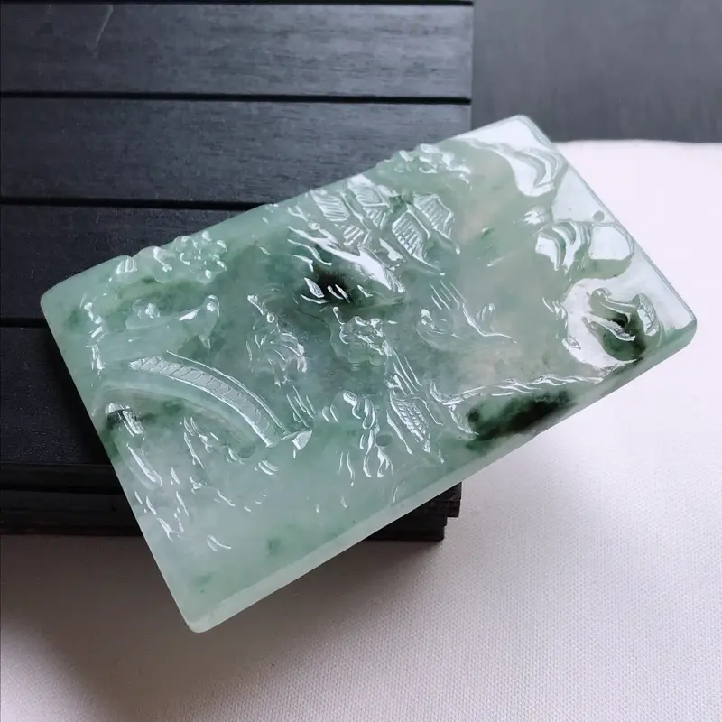 【翡翠A货,糯化种飘花精美山水牌吊坠,玉质细腻,底色漂亮,上身高贵,尺寸70.0/49.1/7.0】图4