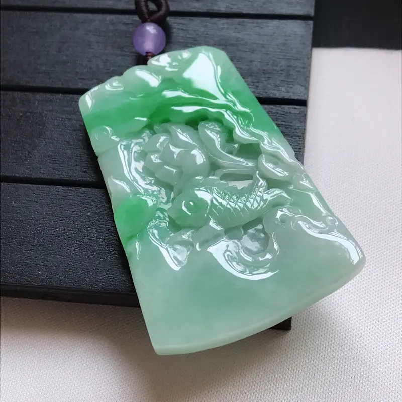 【翡翠A货,糯种飘绿精美荷叶鱼吊坠,玉质细腻,底色漂亮,上身高贵,尺寸55.5/36.1/5.1,顶珠为装饰珠】图1