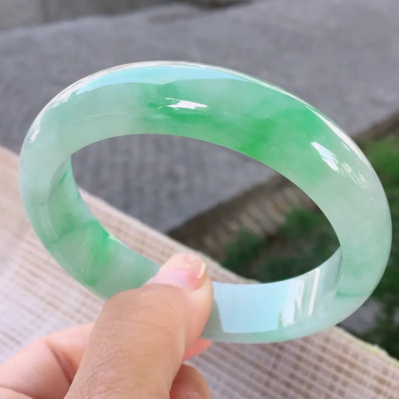 【正圈57-58,天然翡翠手镯,莹润优雅,精美飘绿,质地细腻,颜色漂亮,正装玉手镯,尺寸圈口57.3/14/8, 011531】图3