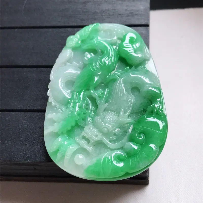 【翡翠A货,糯种飘阳绿精美龙凤呈祥吊坠,玉质细腻,底色漂亮,上身高贵,尺寸64.4/44.0/6.8】图3