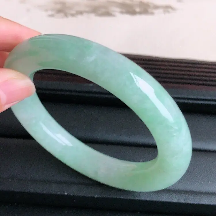 【圈口57mm,天然缅甸老坑翡翠A货绿色圆条手镯 ,料子细腻柔洁,尺寸57/12mm ,重量78.16g。】图1