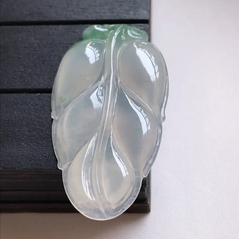 【翡翠A货,冰种飘绿精美叶子吊坠,玉质细腻,底色漂亮,上身高贵,尺寸48.5/27.0/4.9】图4