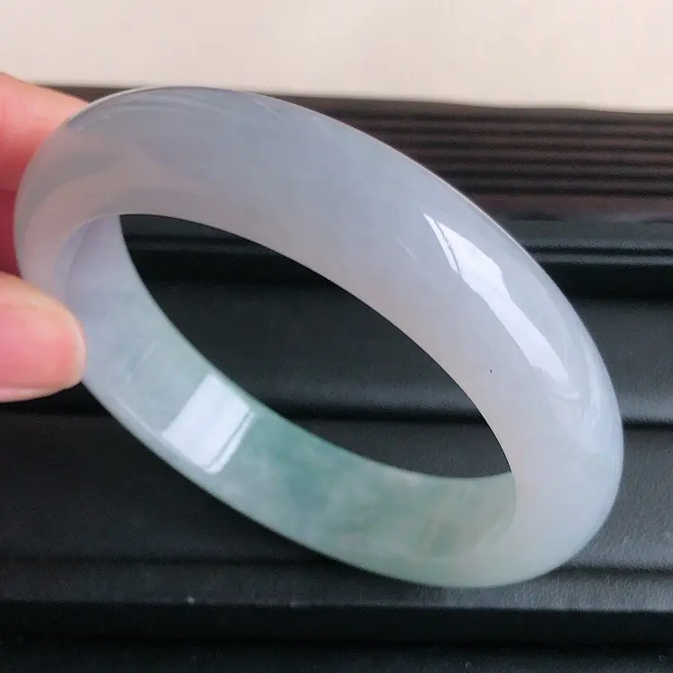 【圈口57mm ,天然缅甸老坑翡翠A货飘绿宽边手镯 ,料子细腻柔洁,尺寸57/14/8.2mm ,重量74.41g。】图7