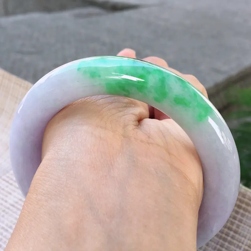 【圆条56,天然翡翠手镯,莹润优雅,精美春带彩,质地细腻,颜色漂亮,圆条玉手镯,完美无纹裂,尺寸圈口56/12.2/11.7, 011530】图9