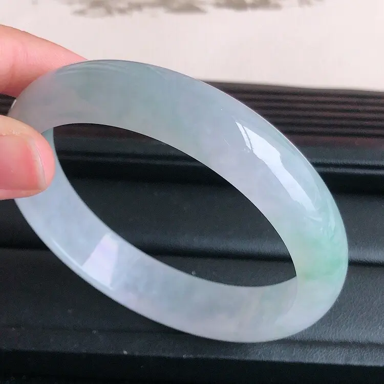 【圈口59.3mm,天然缅甸翡翠A货飘绿宽边手镯 ,料子细腻柔洁,尺寸59.3/13.5/7mm ,重量53.5g。##**】图1