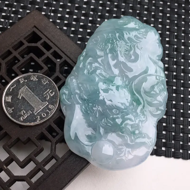 【A货翡翠 冰糯种飘花龙行天下龙牌挂件 尺寸75.9*46.8*6.8mm 水头好,料子细腻,莹润通透,雕工栩栩如生】图5