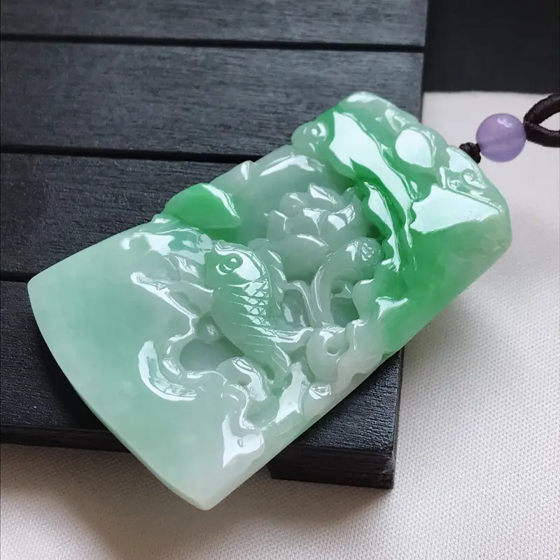 【翡翠A货,糯种飘绿精美荷叶鱼吊坠,玉质细腻,底色漂亮,上身高贵,尺寸55.5/36.1/5.1,顶珠为装饰珠】图2