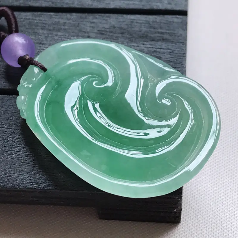 【翡翠A货,糯化种飘绿精美如意吊坠,玉质细腻,底色漂亮,上身高贵,尺寸37.3/27.2/5.6,顶珠为装饰珠##**】图6