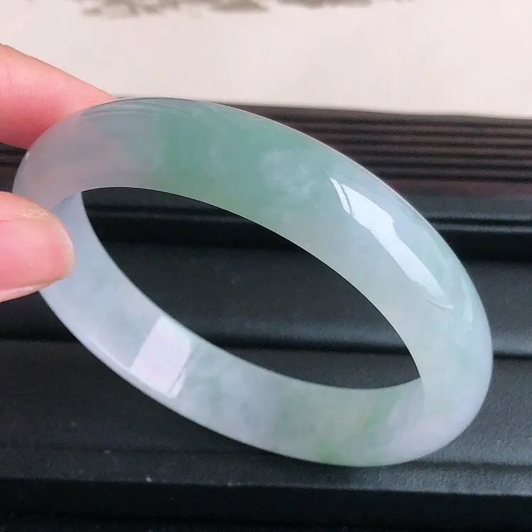 【圈口59.3mm,天然缅甸翡翠A货飘绿宽边手镯 ,料子细腻柔洁,尺寸59.3/13.5/7mm ,重量53.5g。##**】图4