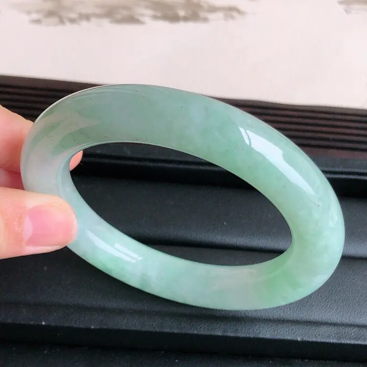 【圈口57mm,天然缅甸老坑翡翠A货绿色圆条手镯 ,料子细腻柔洁,尺寸57/12mm ,重量78.16g。】图5