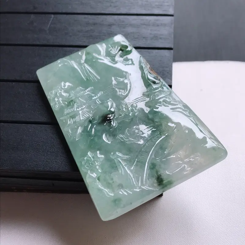 【翡翠A货,糯化种飘花精美山水牌吊坠,玉质细腻,底色漂亮,上身高贵,尺寸70.0/49.1/7.0】图1